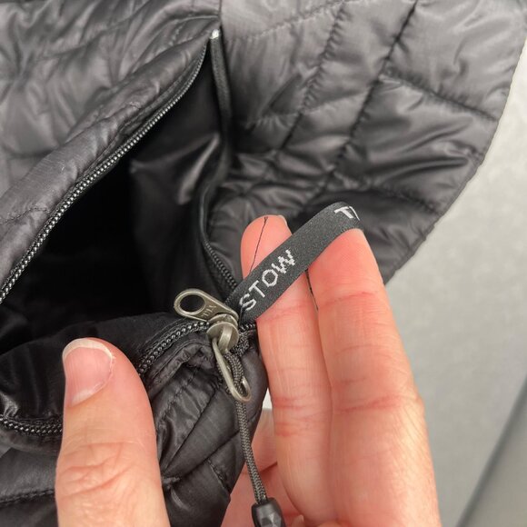 The North Face Mens Thermoball Trekker Vest Size M Black Quilted Puffer FLAW - Picture 8 of 16